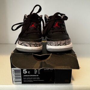 Jordan Spizike BT 5c Toddler sneaker Black Red Grey great condition